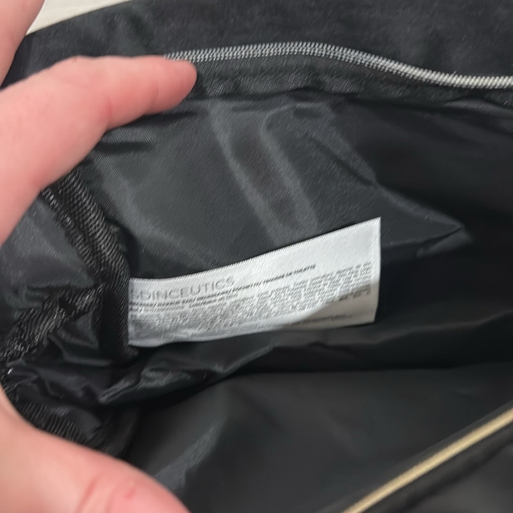 Isdin Necessaire Bag View 4